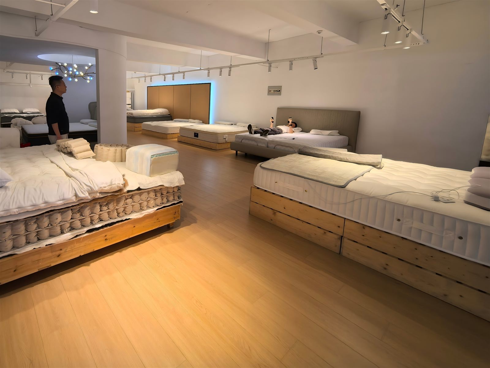 Sipu Mattress product showroom with custom mattresses and internal material display